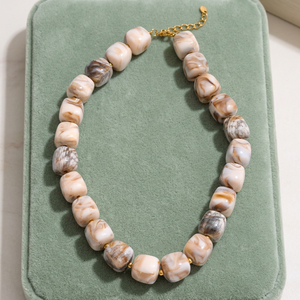 Collier en résine marbrée, perles élégantes faites à la main pour femme, chaîne plaquée or, texture marbre, bijoux de mode pour femme - Product Image 2