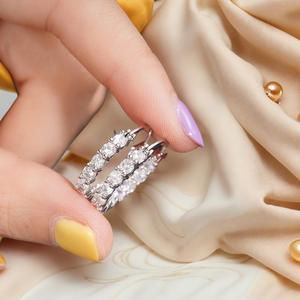 Orecchini a Cerchio in Oro Bianco con Diamanti Taglio Brillante Rotondo, Montatura a Griffe, Gioielli Classici da Donna per Uso Quotidiano - Product Image 5