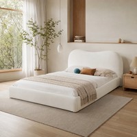 Cadre de lit crème contemporain avec tête de lit incurvée en fausse fourrure d'agneau pour mobilier de chambre