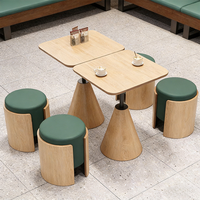 Ensemble de mobilier commercial pour café : table à base conique, tabourets et banquette pour salon de thé et restaurant