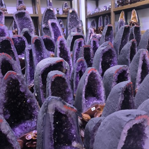 Đá thạch anh tím tự nhiên Brazil dạng thạch anh lớn bán buôn để trang trí - Product Image 3