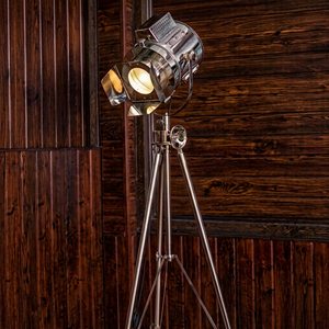 Lámpara de pie con trípode ajustable estilo clásico de los años 60, diseño vintage, cromada, de hierro, para teatro. - Product Image 1