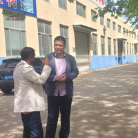 Client bangladais visite l'usine et commande une serre PC