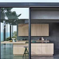 Meuble de cuisine extensible moderne en chêne massif avec tiroirs, répondant aux besoins de rangement de grande capacité