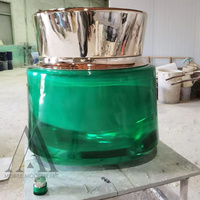 Bouteille d'affichage verte géante en acier inoxydable avec bouchon de marque OEM Installation de salle d'exposition Sculpture de pot cosmétique en fibre de verre personnalisée