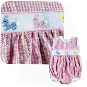 Tutina Estiva a Maniche Corte <span class=keywords><strong>per</strong></span> Bambini in Cotone con Ricamo Smock a Mano, Design Coniglietto Pasquale e Colletto Morbido - Product Image 6