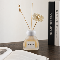 Bouteille diffuseur de parfum en verre transparent incurvé 50ml 100ml 150ml vide pour bâtonnets en rotin, avec logo personnalisé