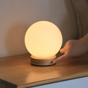 Supporto all'ingrosso diretto in fabbrica personalizzato LED 2000mAh lampade da tavolo a batteria ricaricabili in legno luce di lusso per la casa