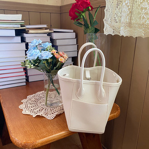 กระเป๋าสะพายไหล่สไตล์เกาหลีสีขาวนวล แต่งหมุด กระเป๋าสะพายไหล่ผู้หญิง สายสะพายขนาดกลางถึงแข็ง 45 55 ซม. - Product Image 3