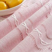 Nappe de table à manger rose moderne style chinois en polyester à rayures et pompons, rectangulaire 55x79 pouces, décorative