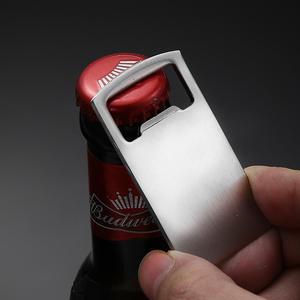 Abridor de Botellas de Bebidas y Cerveza Portátil y Duradero de Acero Inoxidable con Forma de Tarjeta de Crédito - Product Image 1