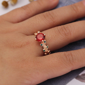 Anello con foglie e fiori colorati per donna, design intarsiato in tonalità rosa, gioielli eleganti e alla moda - Product Image 4
