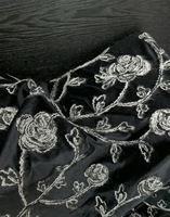 Tissu en velours noir en polyester de poids moyen avec broderie 3D de fleurs pour abaya d'hiver et vêtements de mariage