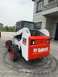 Chargeuse compacte Bobcat S220 d'occasion bien entretenue, peinture d'origine, pneus robustes, inspection complète, idéale pour les travaux municipaux - Product Image 5
