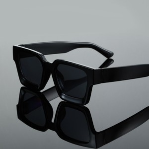 Gafas de sol clásicas con montura cuadrada gruesa, lentes de PC con borde completo negro para hombres, protección UV para conducir, estilo urbano - Product Image 1