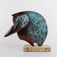 Sculpture en résine abstraite de visage d'animal patiné, base en marbre vert cuivré - Statue d'art moderne de luxe faite à la main pour la maison et le bureau
