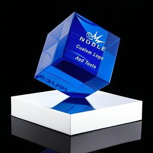 Noble fabricante <span class=keywords><strong>cubo</strong></span> de cristal <span class=keywords><strong>rojo</strong></span> con Base de cristal blanco logotipo personalizado a medida regalo de negocios artesanía a mano premio de trofeo futuro - Product Image 2
