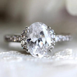 Anillo de Diamantes con Corte Ovalado Q184, Anillo de Compromiso Clásico para Mujer con Piedras Laterales - Product Image 1