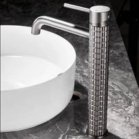 Robinet de lavabo haut moderne en or brossé, corps à facettes diamantées, monocommande chaud/froid