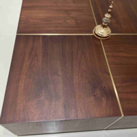 Table basse en bois haut de gamme sur mesure avec forme carrée et rayures dorées, une table basse luxueuse en demande
