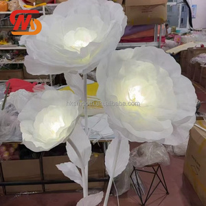 Lampe LED géante à 3 têtes en forme de fleur, faite à la main en organza, pour allée de mariage et décoration de fête - Product Image 2