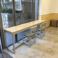 Table longue industrielle minimaliste en profilé aluminium, plateau en contreplaqué, comptoir de café commercial pour fenêtre