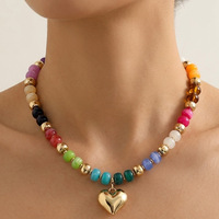 Collier ras du cou Y2K bohème avec perles en résine épaisses et breloques, pendentif cœur doré gonflé, bijoux colorés pour l'été et la plage, cadeau