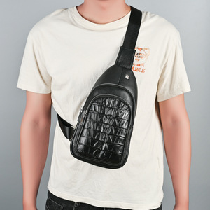 Sac de poitrine en cuir véritable pour homme, motif crocodile noir, tendance, usage quotidien - Product Image 3