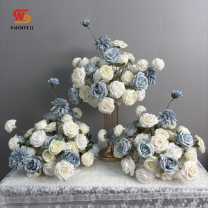 Bola de Rosas Artificiales Hechas a Mano para Fiestas y Eventos LEDA, Arreglo Floral Azul Suave para Bodas - Product Image 1