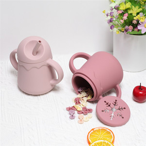 Nouvelle tasse d'apprentissage en silicone au design unique et attrayant avec paille et 2 couvercles, tasse à collation en silicone pour bébé et tout-petit - Product Image 3
