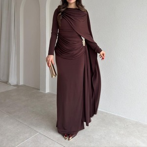 Elegante Vestido Largo de Noche con Cuello en V, Drapeado y Fruncido, Color Marrón Chocolate, Ajuste Delgado, Manga Larga, Tipo Tubo, con Anillo Metálico, Satén, 220g, En Stock - Product Image 3