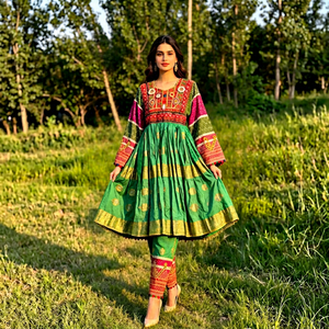 Lehenga Choli en velours brodé afghan vintage, collection héritage traditionnelle, style authentique, broderie riche, livraison rapide - Product Image 1