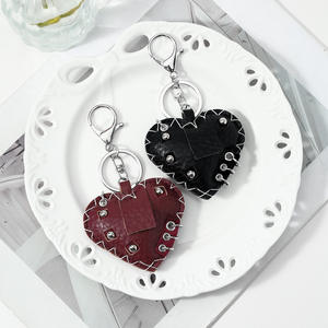 Porte-clés vintage en cuir rouge/vin noir style industrie lourde avec rivets, pendentif de sac - Product Image 3