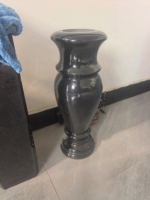 Vase funéraire en granit noir en gros pour cimetière, vase à fleurs en pierre naturelle pour tombe, design de vase funéraire à vendre