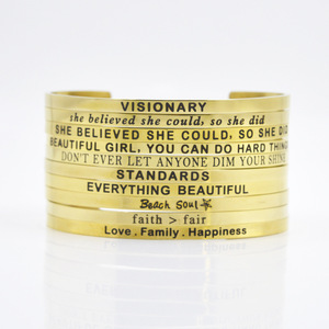 Bracelet en acier inoxydable plaqué or 4 mm gravé, forme C, inspirant, pour le bureau/la carrière, avec inscription BREATHE DREAM FEARLESS - Product Image 4