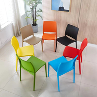 Chaise de café en plastique empilable de luxe pour café, restaurant, salle à manger à domicile, appartement, salle de bain, atelier - Vente en gros