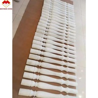Balustre d'escalier en marbre blanc ou en albâtre personnalisé pour hôtel ou villa, intérieur, main courante d'escalier en pierre naturelle, pilier