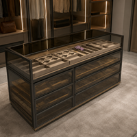 Meuble îlot de luxe sur mesure pour dressing, avec présentoir à bijoux, tiroirs en verre fumé et plateaux de rangement en suède