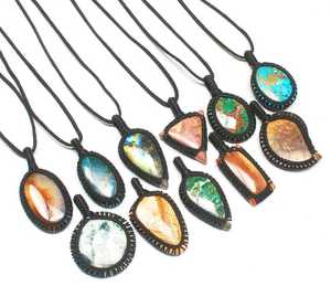 Pendentifs en macramé de haute qualité en laiton avec cristaux naturels assortis et pierres précieuses de formes variées, plaqué argent classique, tendance - Product Image 1