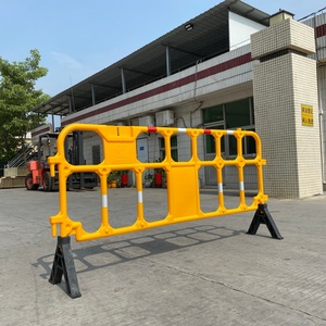 Barrière de circulation jaune en PEHD de 2 m avec protection IP65 et réflecteur prismatique haute intensité pour le contrôle temporaire des foules - Product Image 2