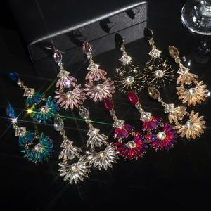 Pendientes Largos de Diseño Geométrico de Alta Gama Europeos y Americanos Evergreat, Chapados en Oro, con Cristales de Colores y Diamantes de Imitación - Product Image 2