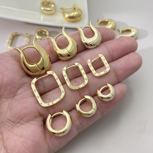 Juego de Tres Aros de Oreja en Oferta, Aros Lisos Únicos Chapados en Oro de 18K, Joyería de Moda para Mujer - Product Image 4