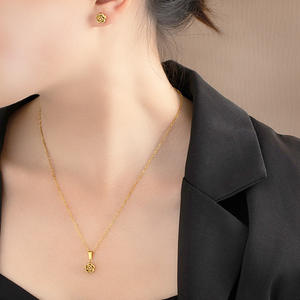 Luxe O-Shape Rose Fleur Ins Grande Roue Pendentif Collier pour Femmes Élégant En Acier Inoxydable Mode Pendentif Colliers - Product Image 4