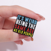 Alfileres de esmalte humorístico Es extraño tener la misma edad que las personas mayores Broches de letras coloridas para mochilas Sombreros Ropa