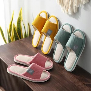 Chaussons d'intérieur personnalisés en lin double tissu pour femmes, semelle en coton doux et tendance, bout ouvert, antidérapants pour hôtel, été et hiver - Product Image 1
