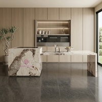 Comptoirs d'îlot de cuisine à deux niveaux en quartzite Patagonia de luxe avec rangement dissimulé pour cuisines ouvertes de villas