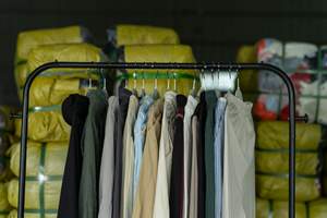 SH05 Vêtements d'occasion pour femmes de bonne qualité, lot de robes, jupes, chemises, bretelles, shorts d'occasion, lot de vêtements d'occasion - Product Image 3