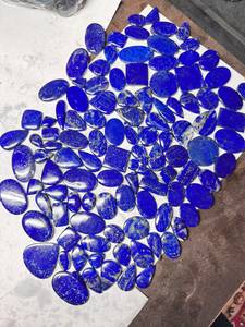 Pierre précieuse naturelle de lapis-lazuli de qualité supérieure, pierre bleue polie pour la fabrication de bijoux, la création de perles, l'artisanat et la décoration, disponible à la vente - Product Image 3
