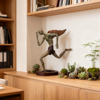Sculpture décorative de table en bronze patiné, représentant un homme ailé en course, style art moderne, pour la maison ou le bureau