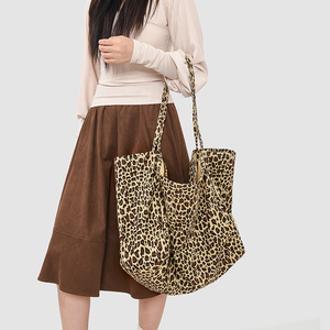 Bolso de Hombro Reversible de Gran Capacidad, Nuevo Modelo 2026, Elegante, Versátil y con Estampado de Leopardo Retro - Product Image 4